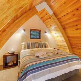 Room 1 Onetangi Forrest Chalet, Campbells Bay Hotels