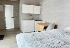Others 2 High-quality suite by the lake