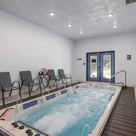 Room1New Cabin w Indoor Swim Spa Hot Tub Gameroom,鸽子谷岛飯店