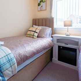 Room 1 Lovely & Bright 2-Bed Apartment, Bellfield Park Hotels