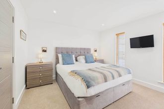 Others 4 Host Stay Becalmed