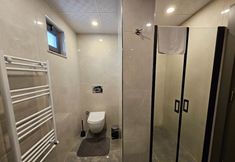 Others 7 Professionally Maintained Spacious New Suites 2-1