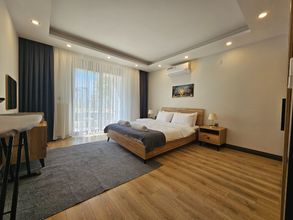 Others 4 Professionally Maintained Spacious New Suites 2-1