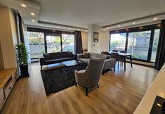 Others 3 Professionally Maintained Spacious New Suites 2-2