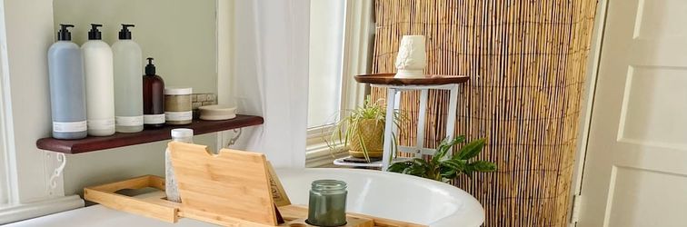 Others Downstairs Thevictorian Downtown and Dog-friendly