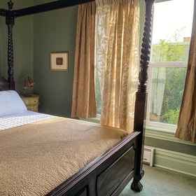 Room 1 Upstairs at Thevictorian - Lush Walkable and Dog-friendly Retreat - Steps From Downtown Bellingham, Khách sạn Sân bay Quốc tế Bellingham (BLI)