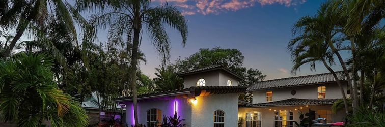 Lain-lain Chic Retreat Heated Pool Floats Close to Beach