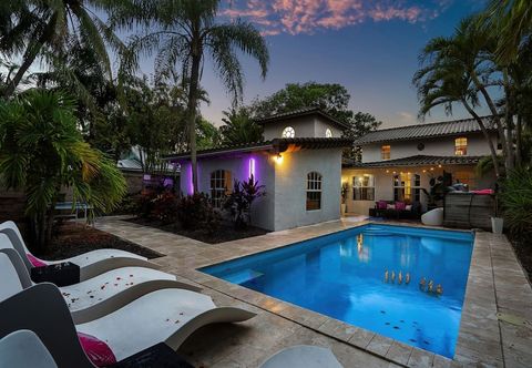 Others Chic Retreat Heated Pool Floats Close to Beach