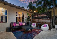 Lain-lain 6 Chic Retreat Heated Pool Floats Close to Beach