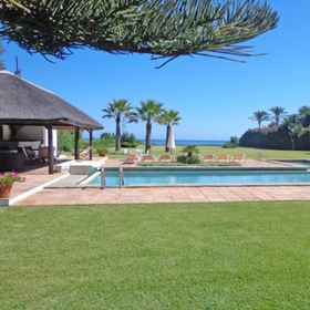 Room1Amazing Beachfront Villa Heated Pool Marbella,阿尔考辛飯店