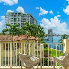 Room 1 Walk to Ft Lauderdale Beach - Water Views Pool, Museum of Discovery and Science Hotels