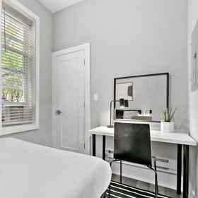 Room 1 Comfort 2BR - Erie 1R, Northerly Island Park Hotels