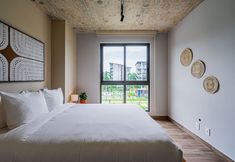 Others 2 w Modern 2BR w Great Deco in Centriqo