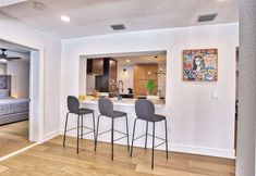 Others 3 Parrots Cove