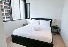 Others 3 A Chic 2BR Apt Across from Southern Cross Station