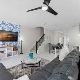 Room 1 Modern 5BR Retreat Pool Water Park More, โรงแรม & ที่พัก Calabay Palms Villa