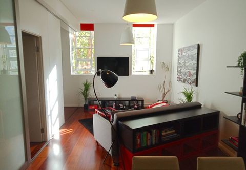 Lain-lain Unwind in Style at Melbourne's Historic Art Deco Apartment With Pool Gym Carpark