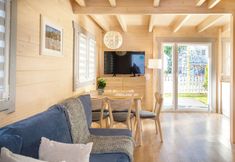 Others 6 Collins Holiday