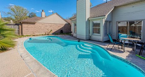 Others 2 Beat the Heat in Katy w Pool