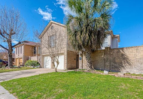 Others Beat the Heat in Katy w Pool
