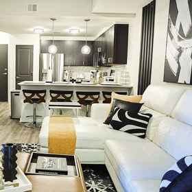 Room 1 The Luxe Retreat Highrise w Great Views, 金纪念馆 酒店