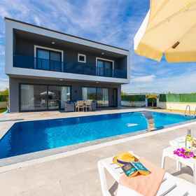 Room 1 Villa Grand Yasar 1 With 4 Bedrooms and 4 Bathrooms, Hotel Karya Villa