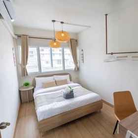 Room 1 Ease @ Sathorn Hostel and Co-working Space, 테키닉 크룽텝 BRT 역 호텔