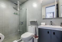 Others 5 w Stylish 2BR Apartment in Vibrant Centriqo