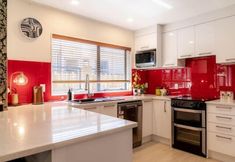 Lain-lain 6 Spacious Eastern Beach Home - 1 Min from Beach!