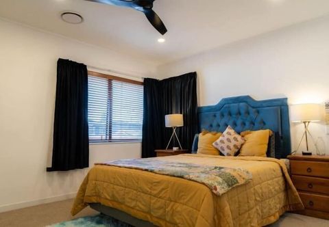 其他 Spacious Eastern Beach Home - 1 Min from Beach!