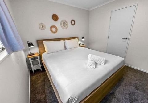 Lain-lain Cozy 2-Bedroom Retreat Steps from Sky Tower