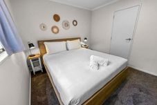 Lain-lain Cozy 2-Bedroom Retreat Steps from Sky Tower