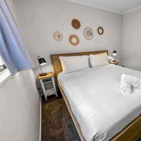 Primary image 1 Cozy 2-Bedroom Retreat Steps from Sky Tower, Campbells Bay Hotels