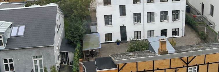 Others Classic Brownstone Apartments and Rooms