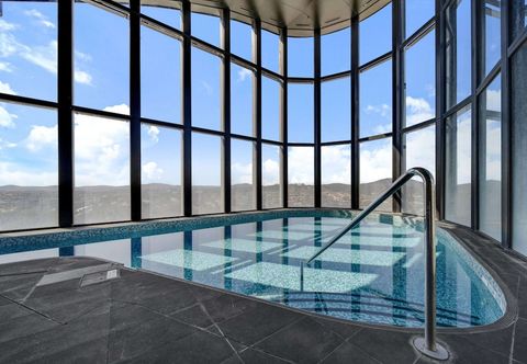 其他 Chic 1-bed With Stunning Lake View & Indoor Pool