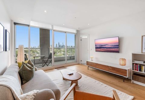 Others Wake Up to Views, Pool & the South Yarra Lifestyle