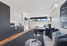 Others 4 Stylish Studio With Great Amenities Near Beachside