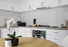 Lain-lain 6 2-bed Rosebud Apartment With BBQ & Garden