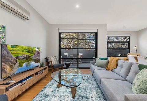 Others Beautiful 2-storey Unit With Balcony Near Smith St