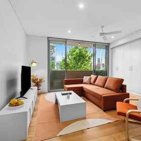 Room 1 中央艺术装饰的两卧室带阳台和空调, Telecom Business Consultants 酒店