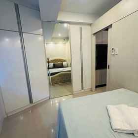 Room 1 Quaint 2BR Connected Apartment in Pasay City - Perfect for Families Front of MOA, Khách sạn Nhà ga số 1