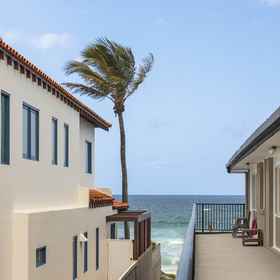 Primary image 1 Thirty-Nine Albatross, Burleigh Head National Park Hotels