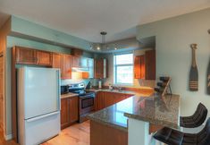 Others 5 Sunset Waterfront Resort by KelownaGo