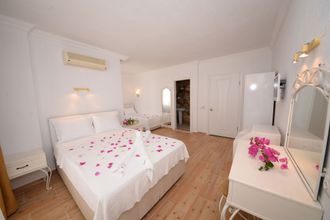 Khác 4 Neruda Hotel