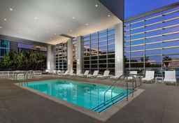 Hampton Inn & Suites Santa Monica, Rp 4.067.343