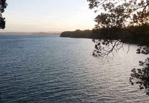 Others Auckland Clifftop