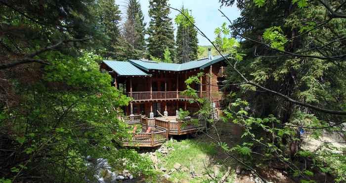 Others Log Cabin on the Stream