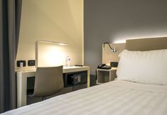 Others 7 43 Station Hotel