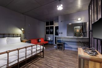 기타 4 Peace Prison Café Inn