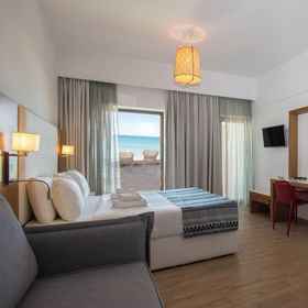 Primary image 1 ยิอันนา คาราเวล สวีทส์ "บาย เช็คอิน" สำหรับผู้ใหญ่เท่านั้น, โรงแรม & ที่พัก Manos Hatzidakis Theatre